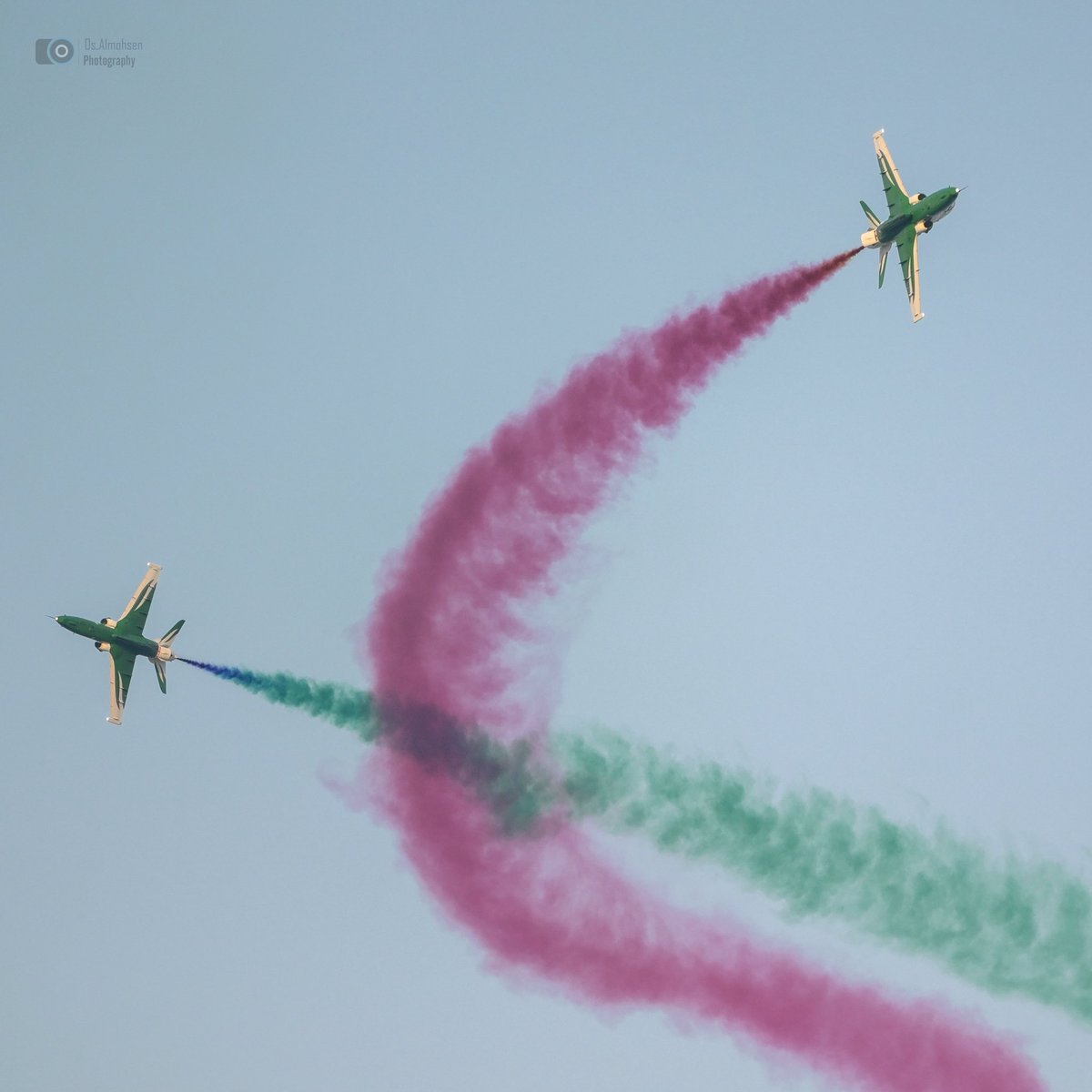 os_almohsen's tweet photo. من خلف العدسة، تفاصيل العرض الجوي تحكي قصة مجد. زاوية خاصة التقطتها بكاميرتي لتخليد هذه اللحظة الوطنية الاستثنائية 🦅📸
 ⁠#اليوم_الوطني_السعودي⁠ https://t.co/W2LEYdkaGG