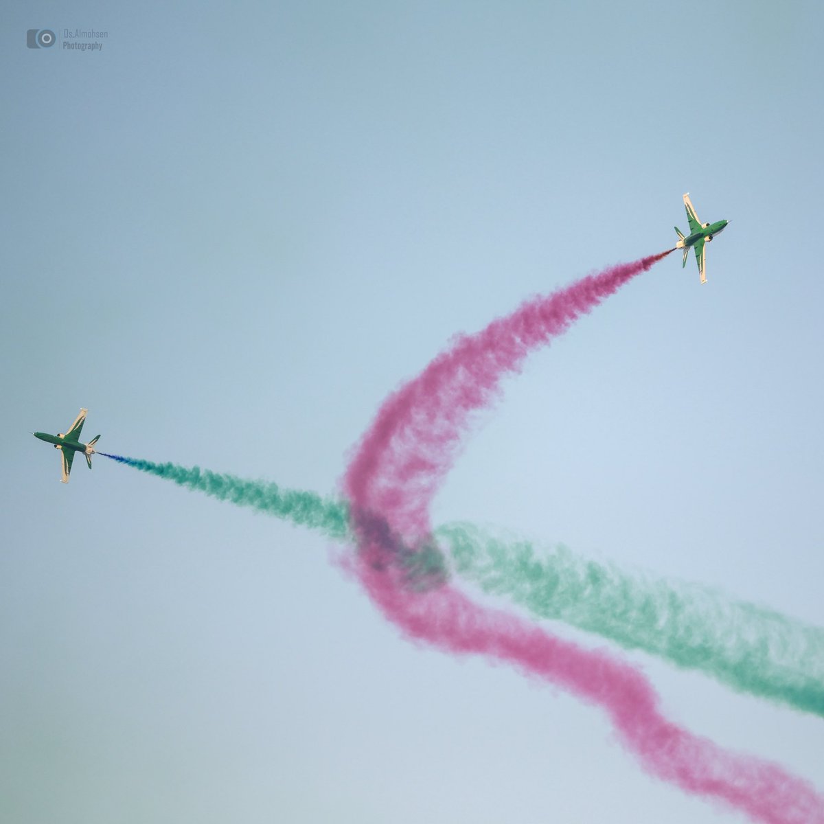 os_almohsen's tweet photo. من خلف العدسة، تفاصيل العرض الجوي تحكي قصة مجد. زاوية خاصة التقطتها بكاميرتي لتخليد هذه اللحظة الوطنية الاستثنائية 🦅📸
 ⁠#اليوم_الوطني_السعودي⁠ https://t.co/tL6sus5sFn