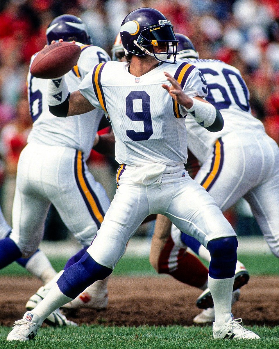 QBgami's tweet photo. Who gets your vote for the greatest QB aesthetic of all-time?

I'll start: https://t.co/4yYTckfnNg