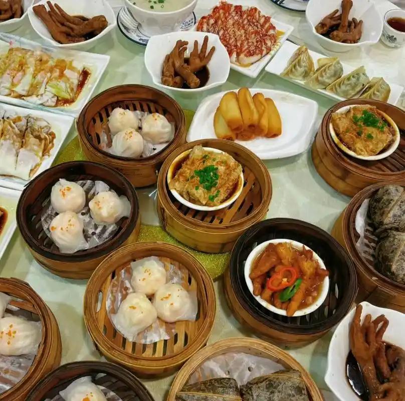 ann4d4d7375's tweet photo. Today's morning tea treat has such a lucky vibe with red bean paste buns, crisp sugarcane sticks, firm dried fruits, sweet osmanthus syrup, braised pork knuckles and tender goose intestines—perfect start to the day! https://t.co/LFSeMg3NkB