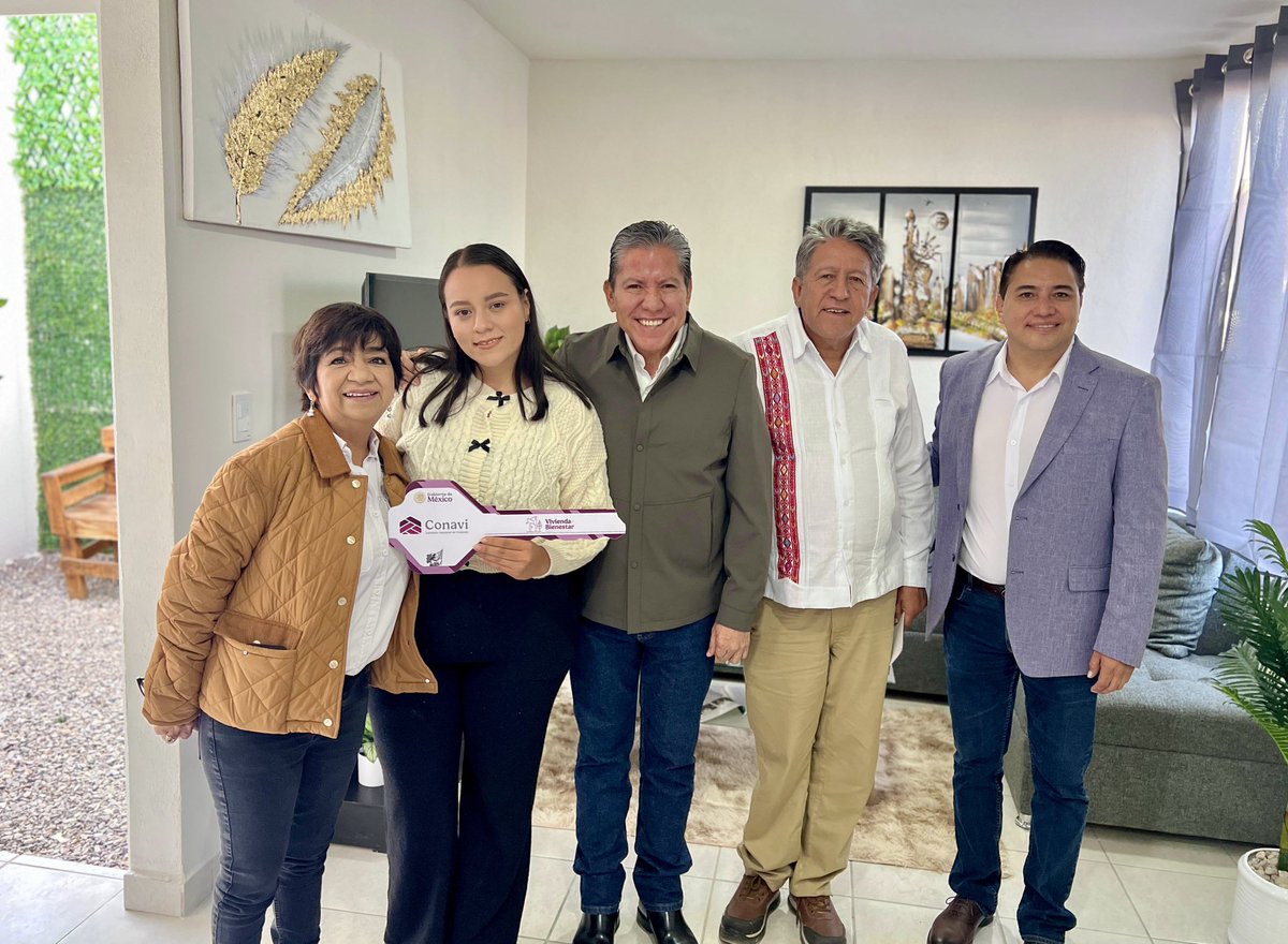 SEDATU_mx's tweet photo. #Boletín

La justicia social se cristalizó con la entrega de Viviendas Bienestar para 100 familias derechohabientes del @Infonavit en Tlaxcala, y 18 familias beneficiarias de la @Conavi_mx en Zacatecas. 🏡🏘️🏡

#MiércolesDeVivienda 

⬇️
https://t.co/DKw4jeOE2q https://t.co/InHqVXmLwQ