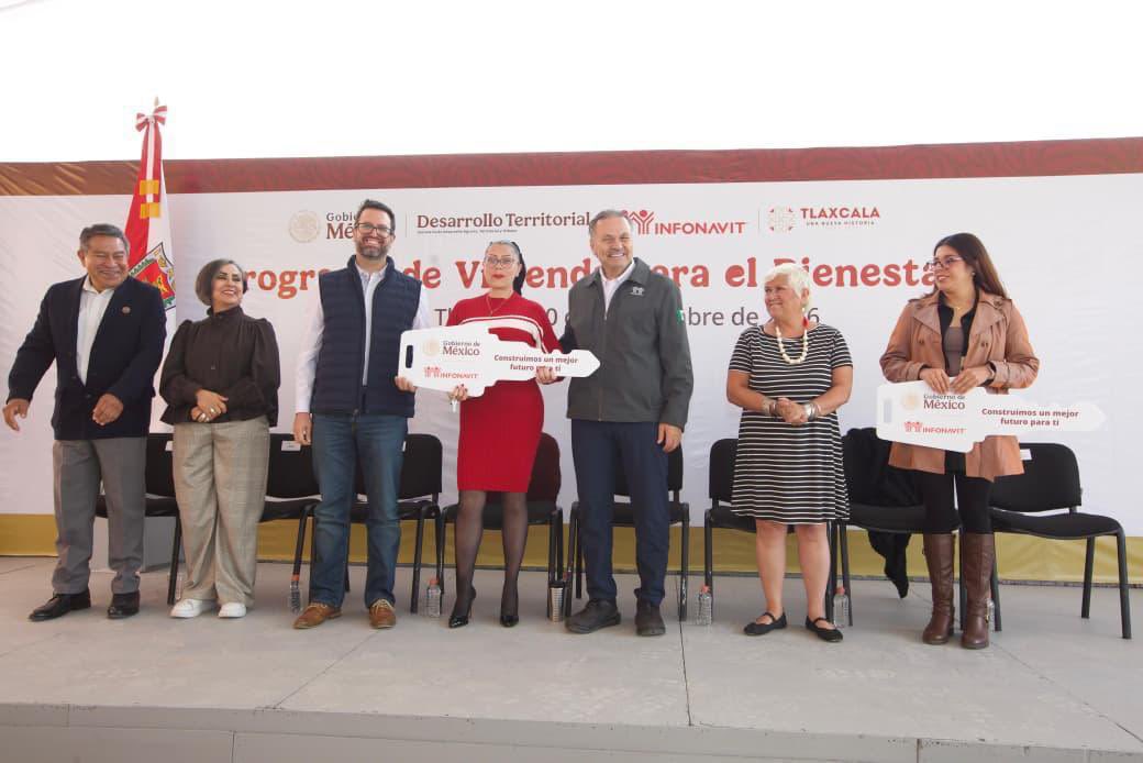 SEDATU_mx's tweet photo. #Boletín

La justicia social se cristalizó con la entrega de Viviendas Bienestar para 100 familias derechohabientes del @Infonavit en Tlaxcala, y 18 familias beneficiarias de la @Conavi_mx en Zacatecas. 🏡🏘️🏡

#MiércolesDeVivienda 

⬇️
https://t.co/DKw4jeOE2q https://t.co/InHqVXmLwQ