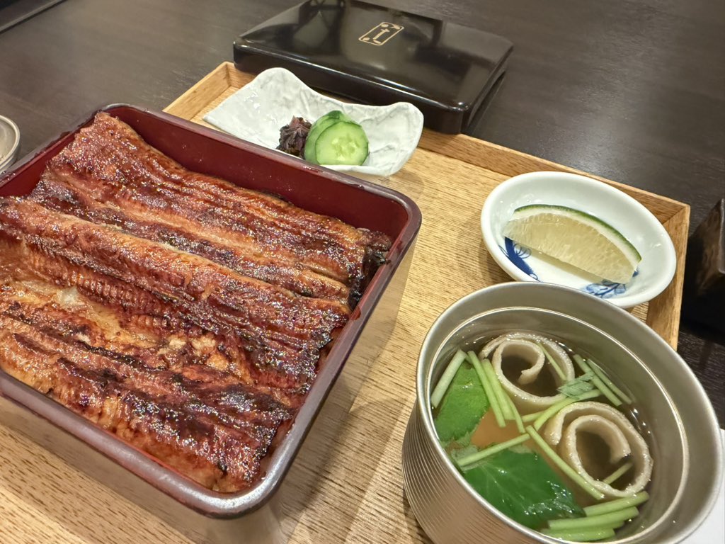 alohastyle1's tweet photo. 横浜で老舗の一つに久々に行きました。明治43年創業、都南貯蓄銀行跡を活用し金庫室は客室と使われています。本日の鰻は三重県産の新仔でした。メイン前のお酒のあては肝の有馬山椒煮は卵黄と共には最高です。
#割烹蒲焼八十八吉田町店
#横浜老舗鰻屋
#やそはち鰻 https://t.co/oMcDXBbsKV