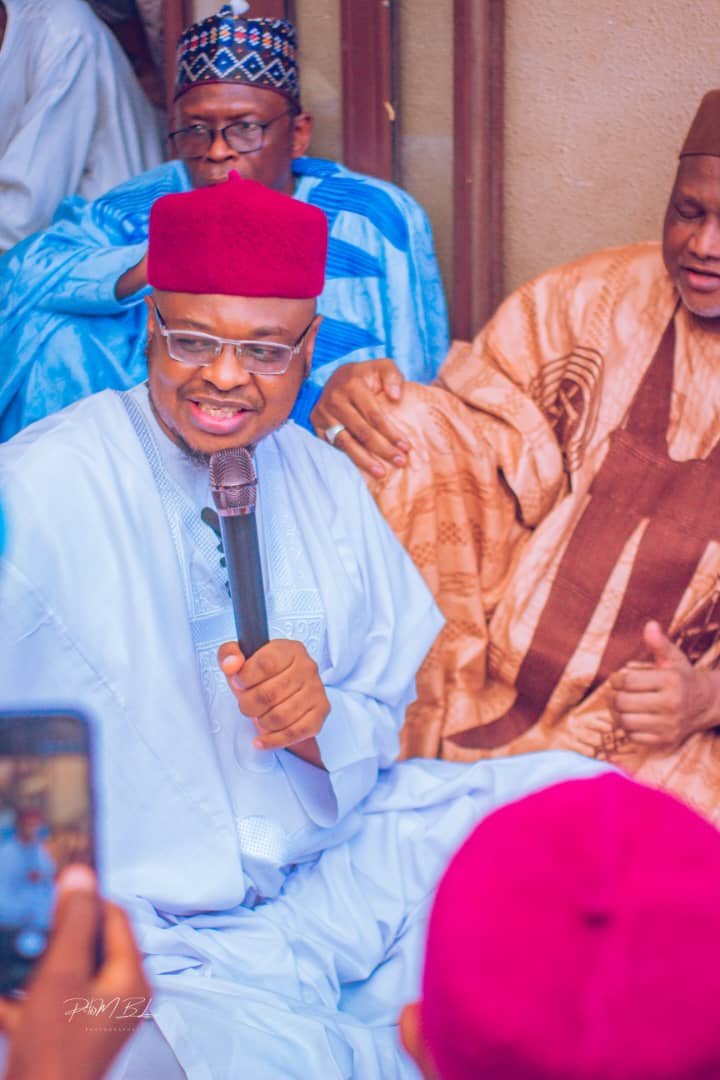 ProfIsaPantami's tweet photo. Ziyarar ta'aziyar Professor Isa Ali Ibrahim Pantami zuwa ga iyalai da yan'uwa babanmu, Alhaji Sani Abdullahi. 
Professor Isa Ali Ibrahim Pantami ya samu rakiyar His Excellency, Hassan Ahmadu Haruna, (Danmasanin Waja), Dan'Amar din Gombe, Dr Abubakar Saidu Yagi, Chikasoron Funakaye, Alhaji Usman Gurama, CP Adamu Aliyu (Rtd), Alhaji Abdullahi Bappa Ahmad, Bargan Gombe da manyan mutane masu daraja da matasa masu kyakykyawan manufa da makamantansu.
Allah Ya masa rahama tare da sauran iyayenmu da malamanmu da zurriyyarmu da aminanmu da yan'uwanmu da masoyanmu.