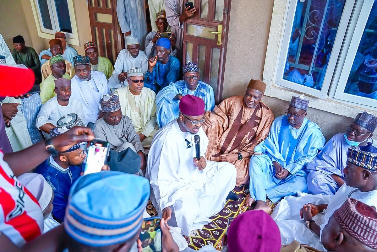 ProfIsaPantami's tweet photo. Ziyarar ta'aziyar Professor Isa Ali Ibrahim Pantami zuwa ga iyalai da yan'uwa babanmu, Alhaji Sani Abdullahi. 
Professor Isa Ali Ibrahim Pantami ya samu rakiyar His Excellency, Hassan Ahmadu Haruna, (Danmasanin Waja), Dan'Amar din Gombe, Dr Abubakar Saidu Yagi, Chikasoron Funakaye, Alhaji Usman Gurama, CP Adamu Aliyu (Rtd), Alhaji Abdullahi Bappa Ahmad, Bargan Gombe da manyan mutane masu daraja da matasa masu kyakykyawan manufa da makamantansu.
Allah Ya masa rahama tare da sauran iyayenmu da malamanmu da zurriyyarmu da aminanmu da yan'uwanmu da masoyanmu.