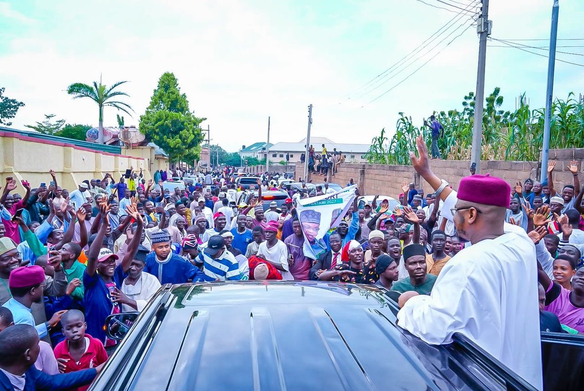ProfIsaPantami's tweet photo. Ziyarar ta'aziyar Professor Isa Ali Ibrahim Pantami zuwa ga iyalai da yan'uwa babanmu, Alhaji Sani Abdullahi. 
Professor Isa Ali Ibrahim Pantami ya samu rakiyar His Excellency, Hassan Ahmadu Haruna, (Danmasanin Waja), Dan'Amar din Gombe, Dr Abubakar Saidu Yagi, Chikasoron Funakaye, Alhaji Usman Gurama, CP Adamu Aliyu (Rtd), Alhaji Abdullahi Bappa Ahmad, Bargan Gombe da manyan mutane masu daraja da matasa masu kyakykyawan manufa da makamantansu.
Allah Ya masa rahama tare da sauran iyayenmu da malamanmu da zurriyyarmu da aminanmu da yan'uwanmu da masoyanmu.