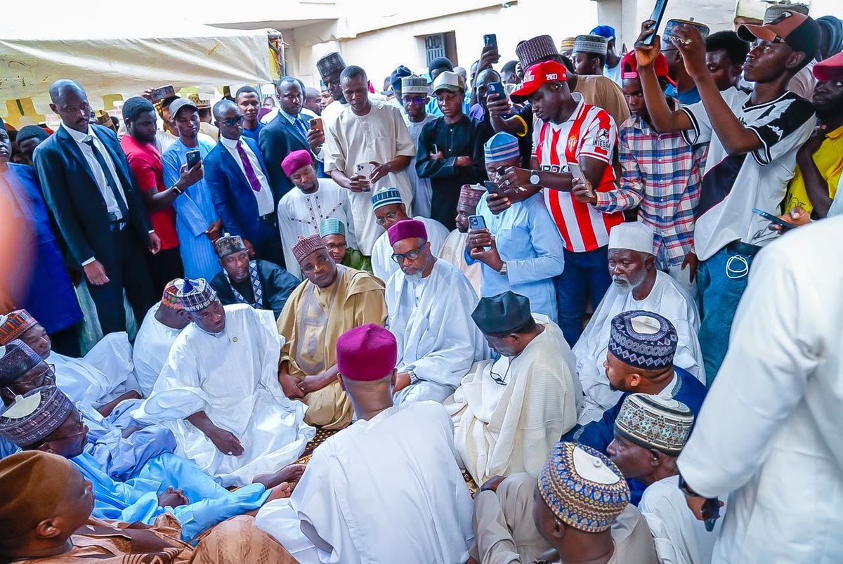 ProfIsaPantami's tweet photo. Ziyarar ta'aziyar Professor Isa Ali Ibrahim Pantami zuwa ga iyalai da yan'uwa babanmu, Alhaji Sani Abdullahi. 
Professor Isa Ali Ibrahim Pantami ya samu rakiyar His Excellency, Hassan Ahmadu Haruna, (Danmasanin Waja), Dan'Amar din Gombe, Dr Abubakar Saidu Yagi, Chikasoron Funakaye, Alhaji Usman Gurama, CP Adamu Aliyu (Rtd), Alhaji Abdullahi Bappa Ahmad, Bargan Gombe da manyan mutane masu daraja da matasa masu kyakykyawan manufa da makamantansu.
Allah Ya masa rahama tare da sauran iyayenmu da malamanmu da zurriyyarmu da aminanmu da yan'uwanmu da masoyanmu.