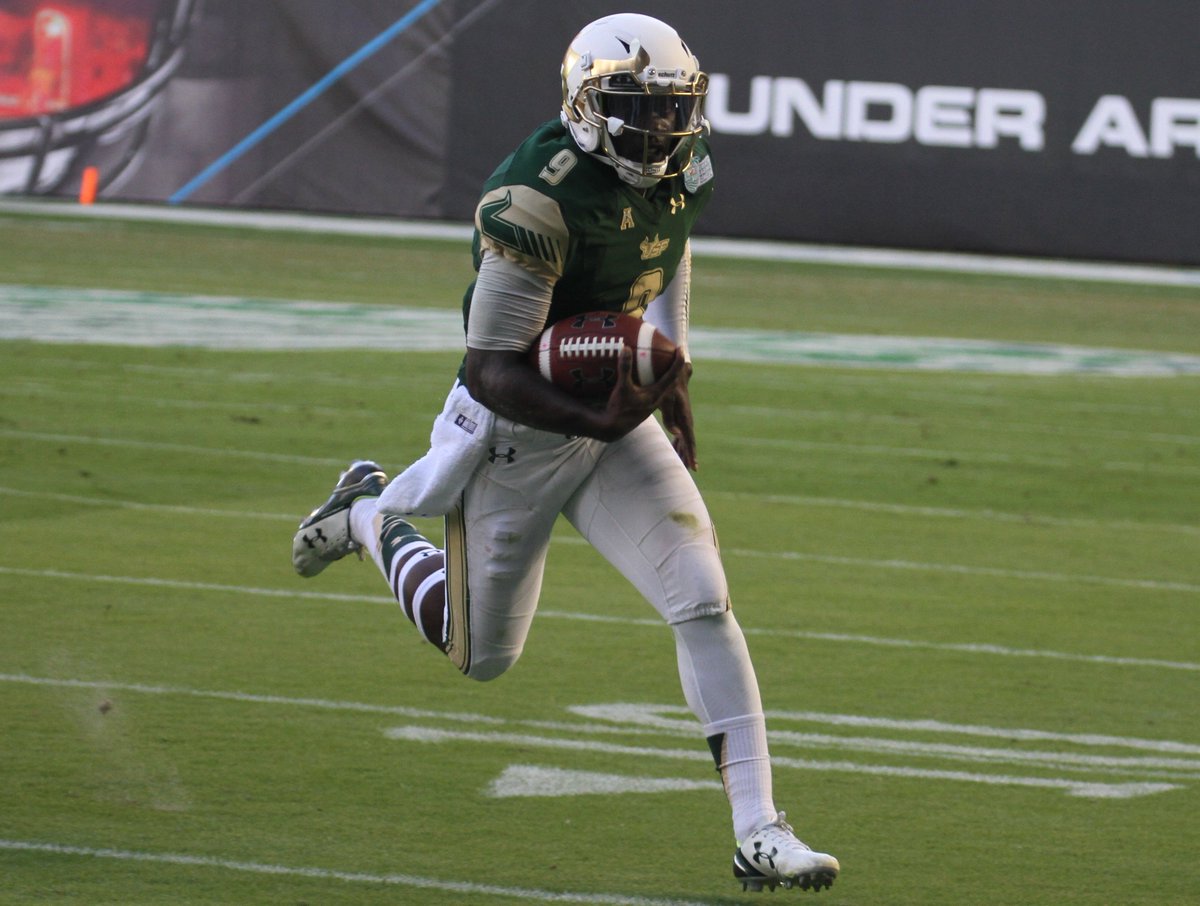 USFUniforms's tweet photo. @TJenksTampa @TBFan613 For whatever reason I love how this helmet looked with the UA uniforms. Probably because there is still lots of green. https://t.co/buJqtO7cLL