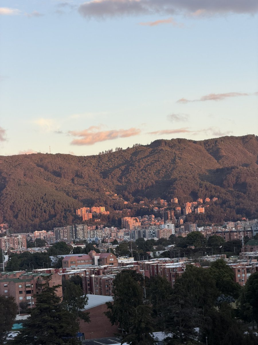 __santiag0's tweet photo. Lo que más amo de Bogotá es esto: solo hay 5 horas de diferencia entre fotos. Mismo plano, misma vista, distinto paisaje https://t.co/f7k16kjtb9