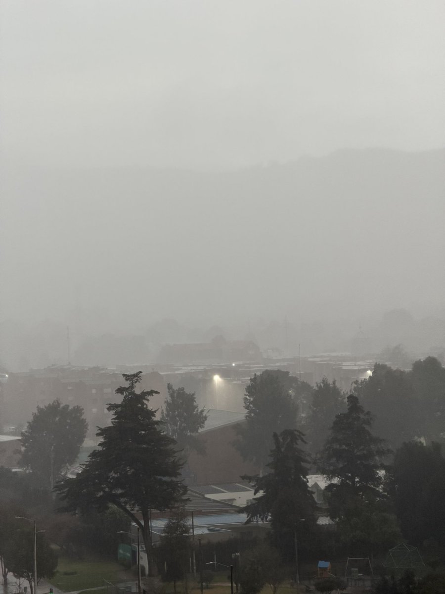 __santiag0's tweet photo. Lo que más amo de Bogotá es esto: solo hay 5 horas de diferencia entre fotos. Mismo plano, misma vista, distinto paisaje https://t.co/f7k16kjtb9