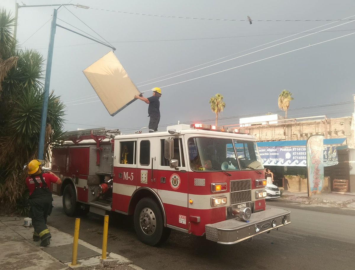 dionelsena's tweet photo. Activa @BetzabeMtzA protocolo de atención ante lluvias y fuertes rachas de viento que se registraron en Gómez Palacio la tarde de este martes y que dejaron afectaciones al cableado eléctrico de los pozos 19 y 32 del Sideapa que están fuera de operaciones. https://t.co/2Ir8TxSv1z