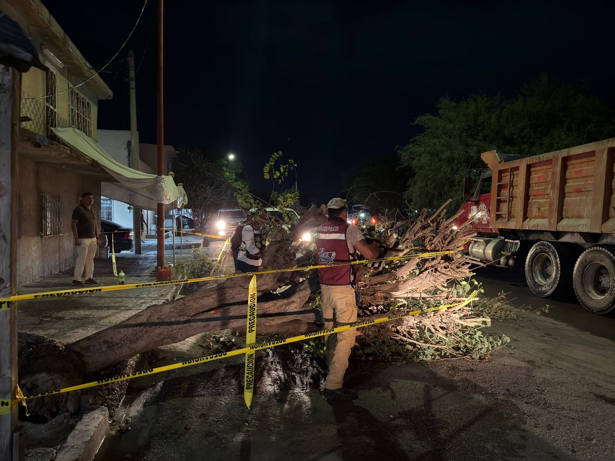 dionelsena's tweet photo. Activa @BetzabeMtzA protocolo de atención ante lluvias y fuertes rachas de viento que se registraron en Gómez Palacio la tarde de este martes y que dejaron afectaciones al cableado eléctrico de los pozos 19 y 32 del Sideapa que están fuera de operaciones. https://t.co/2Ir8TxSv1z