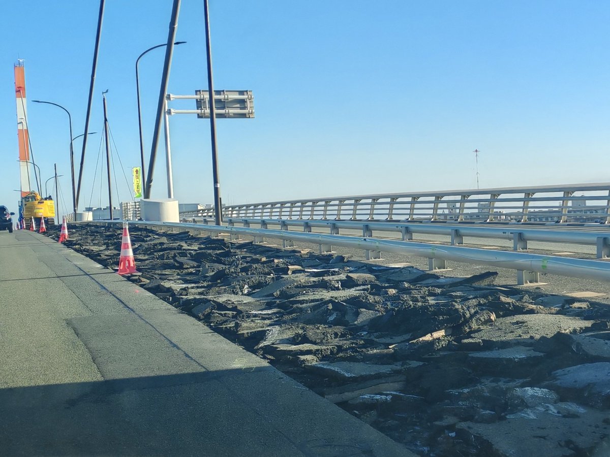 daniel_BEI2000's tweet photo. 末広大橋　
北向き　
右側車線は路面破壊中👷 https://t.co/iSZFW5DbH5