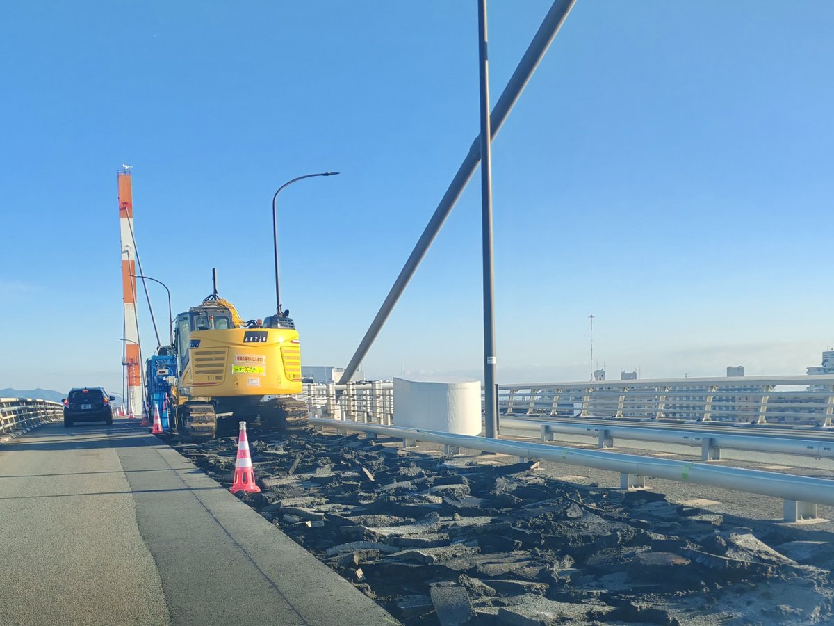 daniel_BEI2000's tweet photo. 末広大橋　
北向き　
右側車線は路面破壊中👷 https://t.co/iSZFW5DbH5