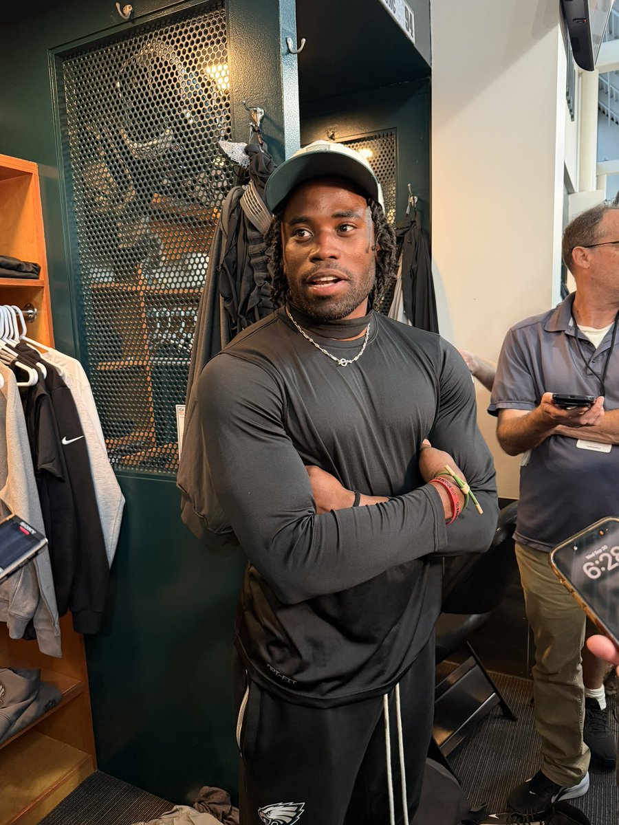 EJSmith94's tweet photo. Kenny Moore confirmed that he received interest from another team this week. (@JFowlerESPN reported the Cowboys had interest). 

He wanted to stay with the #Eagles b/c he grew comfortable with the staff in the week he’s been here, which is why he signed to the active roster. https://t.co/Q46CGPprFP