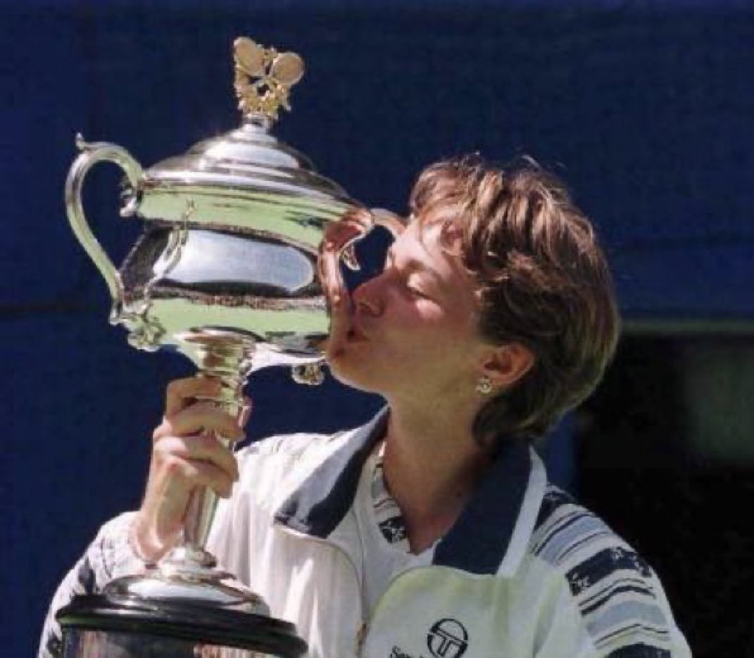 OnlyRogerCanFly's tweet photo. 🎂 Hoy cumple 46 años la última tenista con cinco presencias consecutivas en finales de Grand Slam (Women’s Singles): Martina Hingis 🇨🇭.

🔵 Australian Open, 1997 🏆
🟠 Roland Garros, 1997 🥈
🟢 Wimbledon, 1997 🏆
🔵 US Open, 1997 🏆
🔵 Australian Open, 1998 🏆

… y todas antes de cumplir 18 años.