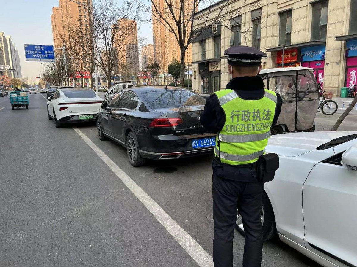 clux_vn95414's tweet photo. The new traffic regulations in this region now strictly fine drivers who illegally park and cause collisions—road safety starts with following every rule!， https://t.co/Hf89kLjFTh