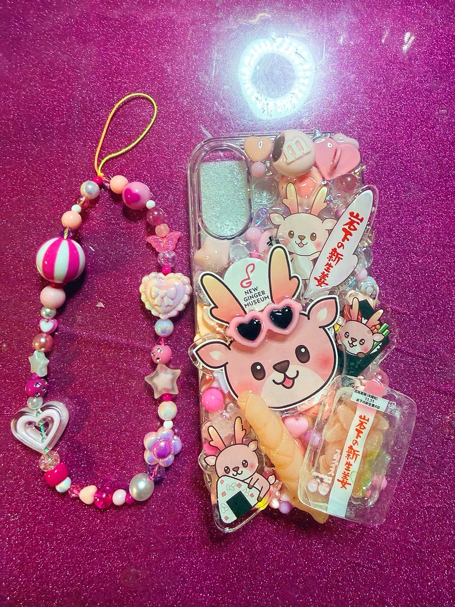 921459y's tweet photo. いつもお願いしてるデコ屋さんに……新生姜ミュージアムでGETしたグッズ達をスマホケースにしてもらった🫚🤘💖これ持ってグリーティング参加したいこのケースをイワシカちゃんに見てもらいたい😭😭😭 https://t.co/LuxluYFtsE