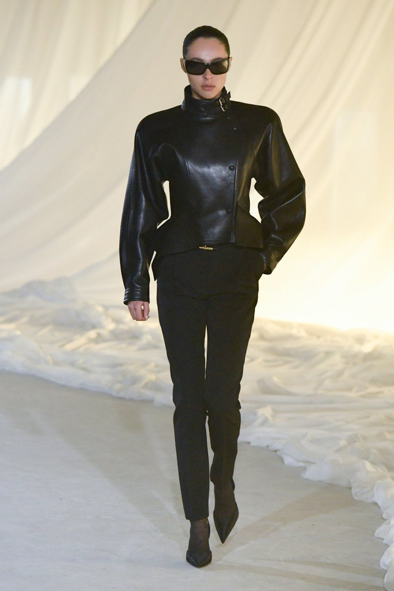 allthingzmuse's tweet photo. Uma wearing Balmain FW26 with the Anthem Calfskin Leather Clutch https://t.co/CmBm3SH787
