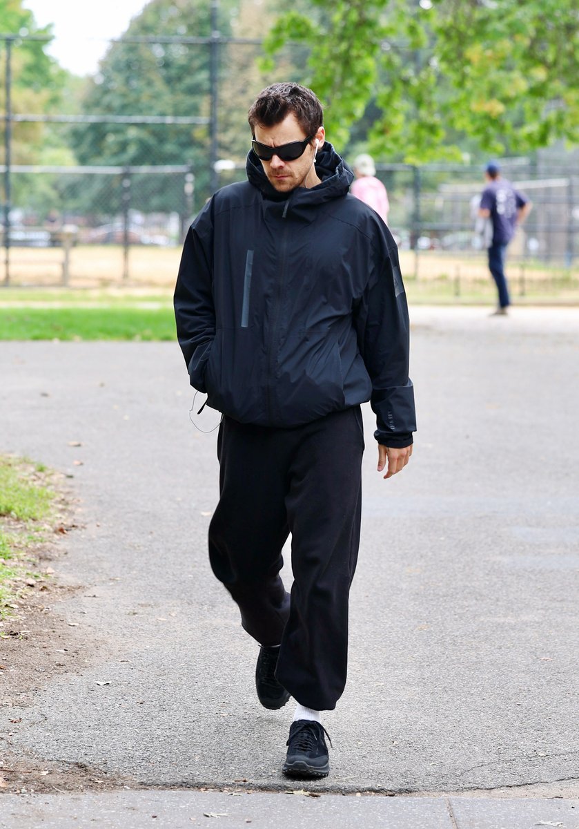 hsdcandids's tweet photo. Harry out and about in New York City - 30 September https://t.co/W11H8lKU9n