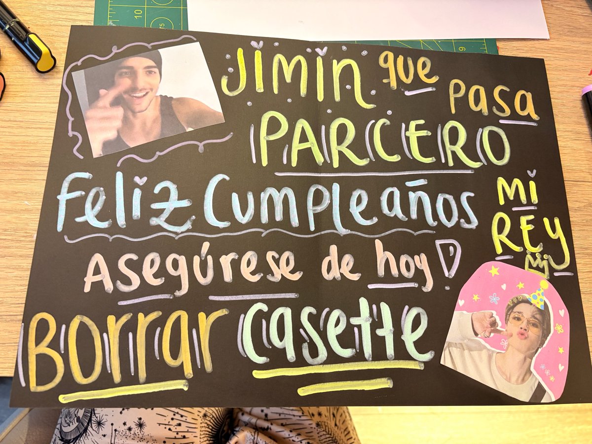 tournesolvol6's tweet photo. yo: que boleta cantarle el cumpleaños a jimin tan temprano 
el letrero que voy a llevar para el army time: https://t.co/RwmpS7PYrR