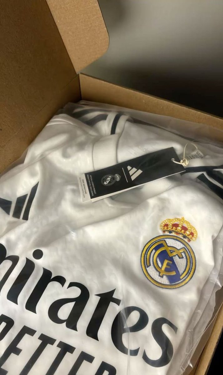 LizzClair_'s tweet photo. — o @aintzhero me convidou pra assistir um jogo do real! Finalmente terei uma desculpa pra usar essa belezinha https://t.co/LBPxRSruSQ