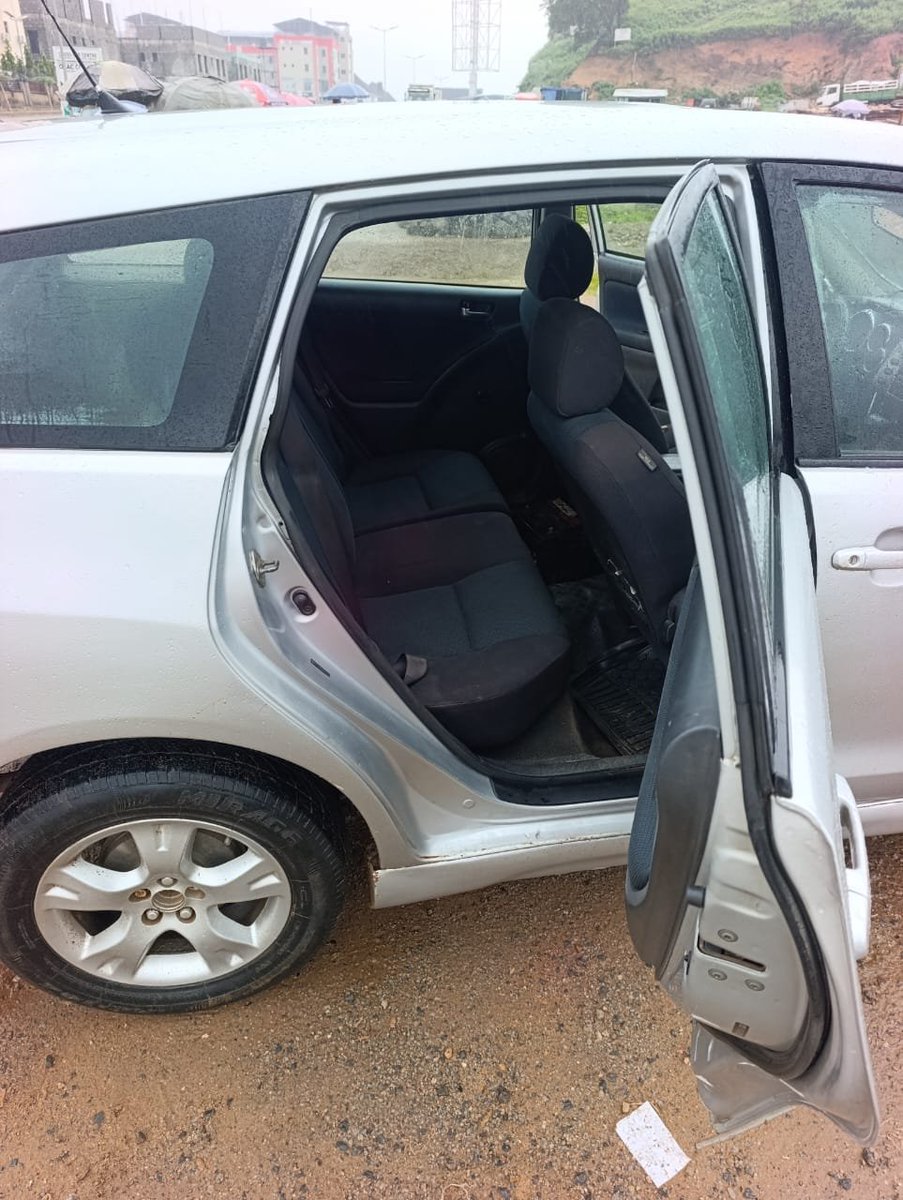 Hazblinkz's tweet photo. 🚨 DISTRESS 🚨

 TOYOTA MATRIX 2004 MODEL 

📍 Location: Guzape, Abuja.. With Owner

✅ Extremely clean body
✅ Neat &amp; good interior
✅ Very sound engine &amp; gearbox
✅ AC active ❄️
✅ Good legs
✅ 4 good tyres
✅ Absolutely buy-and-drive condition
💰 Price: ₦3.650M
📞07035820932 https://t.co/fhRoXE5gHm