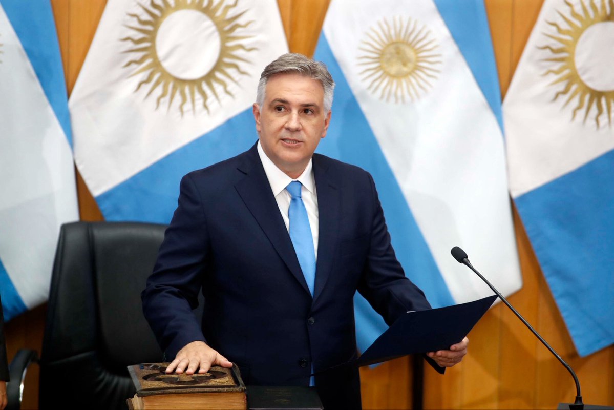 Joepsi's tweet photo. Me cuentan que @MartinLlaryora gobernador de Cordoba, se esta haciendo el boludo y NO ESTA DANDO LOS DIPUTADOS para votar en contra de que REMATEN LA ARGENTINA.

¿No te alcanza con las filas de 5 cuadras en tu provincia para un laburo?

¿Te vas a seguir ARRASTRANDO? https://t.co/q05U2mJcqj