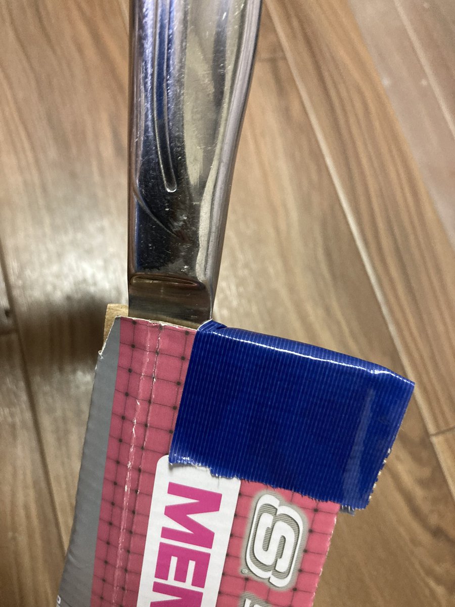 takizawa0914's tweet photo. 【今日のごみトリビア】
包丁をそのまま不燃ごみに入れる方がいますが、回収する清掃員が危なくないようにダンボールで包んでくれると嬉しいです！
テープで止めて、包丁が飛び出ないようにしっかり固定するのがポイントです。地域によっては金属資源、危険ごみなど呼び名が違いますので、ご確認下さい https://t.co/EV7zJ74QHe
