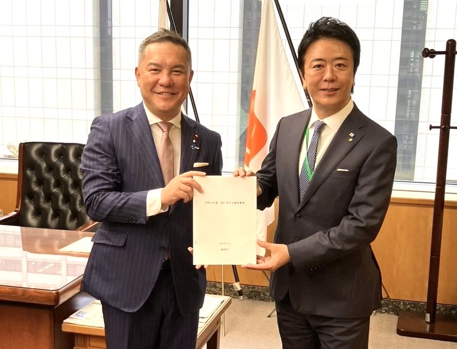 eikeisuzuki's tweet photo. 副大臣として官邸での初仕事🫡副議長をつとめる「地域未来戦略に関する関係副大臣等会議」が高市総理出席のもと開催され、司会をつとめました。
この日は、関係知事や町長からの報告され、都道府県等が主導して進める「地域産業クラスター計画」18件、市町村による「地場産業成長プラン」4件の計画が追加されました。これにより国主導の「戦略産業クラスター」とあわせて計画は合計で74件となりました。

高市総理は、地方に投資を呼び込み、日本列島の隅々まで経済成長を実現すると大変強い思いで取り組んでくださっていますので、私達も各地の首長や自治体と連携して取り組んでまいります。

高市首相 地方に投資を呼び込む計画 後押しする考え | NHKニュース | 高市内閣 https://t.co/Zf8DnBVVGS

この日は、久しぶりに「#ニッポンジャーナル」に出演。副首都に関する議論などを行いました。産経新聞の田北さん、明治大学の飯田さん、ＫＡＺＵＹＡさんと楽しい時間を過ごさせていただきました。
https://t.co/zRZeVq5owq

朝一は、高島宗一郎福岡市長が副大臣室に来られました。副首都等に関する提言をもとに意見交換。市長の強い意欲に感謝しつつ、提言も受けて、今後の制度設計に活かしていきたいと思います。

昼は、いつも大変御世話になっている日本薬剤師連盟の臨時評議員会において講演。来年の統一地方選を前に、選挙とＳＮＳのあり方などについて講演させていただきました。薬剤師である本田顕子参議院議員、神谷政幸参議院議員もお越しいただきました。