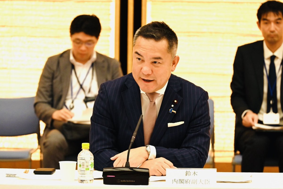 eikeisuzuki's tweet photo. 副大臣として官邸での初仕事🫡副議長をつとめる「地域未来戦略に関する関係副大臣等会議」が高市総理出席のもと開催され、司会をつとめました。
この日は、関係知事や町長からの報告され、都道府県等が主導して進める「地域産業クラスター計画」18件、市町村による「地場産業成長プラン」4件の計画が追加されました。これにより国主導の「戦略産業クラスター」とあわせて計画は合計で74件となりました。

高市総理は、地方に投資を呼び込み、日本列島の隅々まで経済成長を実現すると大変強い思いで取り組んでくださっていますので、私達も各地の首長や自治体と連携して取り組んでまいります。

高市首相 地方に投資を呼び込む計画 後押しする考え | NHKニュース | 高市内閣 https://t.co/Zf8DnBVVGS

この日は、久しぶりに「#ニッポンジャーナル」に出演。副首都に関する議論などを行いました。産経新聞の田北さん、明治大学の飯田さん、ＫＡＺＵＹＡさんと楽しい時間を過ごさせていただきました。
https://t.co/zRZeVq5owq

朝一は、高島宗一郎福岡市長が副大臣室に来られました。副首都等に関する提言をもとに意見交換。市長の強い意欲に感謝しつつ、提言も受けて、今後の制度設計に活かしていきたいと思います。

昼は、いつも大変御世話になっている日本薬剤師連盟の臨時評議員会において講演。来年の統一地方選を前に、選挙とＳＮＳのあり方などについて講演させていただきました。薬剤師である本田顕子参議院議員、神谷政幸参議院議員もお越しいただきました。