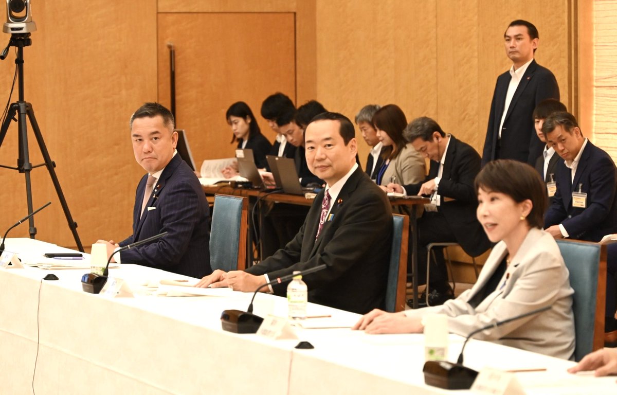 eikeisuzuki's tweet photo. 副大臣として官邸での初仕事🫡副議長をつとめる「地域未来戦略に関する関係副大臣等会議」が高市総理出席のもと開催され、司会をつとめました。
この日は、関係知事や町長からの報告され、都道府県等が主導して進める「地域産業クラスター計画」18件、市町村による「地場産業成長プラン」4件の計画が追加されました。これにより国主導の「戦略産業クラスター」とあわせて計画は合計で74件となりました。

高市総理は、地方に投資を呼び込み、日本列島の隅々まで経済成長を実現すると大変強い思いで取り組んでくださっていますので、私達も各地の首長や自治体と連携して取り組んでまいります。

高市首相 地方に投資を呼び込む計画 後押しする考え | NHKニュース | 高市内閣 https://t.co/Zf8DnBVVGS

この日は、久しぶりに「#ニッポンジャーナル」に出演。副首都に関する議論などを行いました。産経新聞の田北さん、明治大学の飯田さん、ＫＡＺＵＹＡさんと楽しい時間を過ごさせていただきました。
https://t.co/zRZeVq5owq

朝一は、高島宗一郎福岡市長が副大臣室に来られました。副首都等に関する提言をもとに意見交換。市長の強い意欲に感謝しつつ、提言も受けて、今後の制度設計に活かしていきたいと思います。

昼は、いつも大変御世話になっている日本薬剤師連盟の臨時評議員会において講演。来年の統一地方選を前に、選挙とＳＮＳのあり方などについて講演させていただきました。薬剤師である本田顕子参議院議員、神谷政幸参議院議員もお越しいただきました。