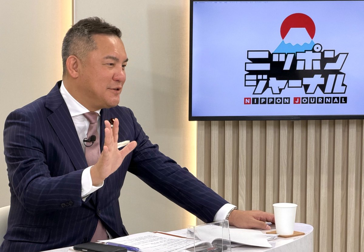 eikeisuzuki's tweet photo. 副大臣として官邸での初仕事🫡副議長をつとめる「地域未来戦略に関する関係副大臣等会議」が高市総理出席のもと開催され、司会をつとめました。
この日は、関係知事や町長からの報告され、都道府県等が主導して進める「地域産業クラスター計画」18件、市町村による「地場産業成長プラン」4件の計画が追加されました。これにより国主導の「戦略産業クラスター」とあわせて計画は合計で74件となりました。

高市総理は、地方に投資を呼び込み、日本列島の隅々まで経済成長を実現すると大変強い思いで取り組んでくださっていますので、私達も各地の首長や自治体と連携して取り組んでまいります。

高市首相 地方に投資を呼び込む計画 後押しする考え | NHKニュース | 高市内閣 https://t.co/Zf8DnBVVGS

この日は、久しぶりに「#ニッポンジャーナル」に出演。副首都に関する議論などを行いました。産経新聞の田北さん、明治大学の飯田さん、ＫＡＺＵＹＡさんと楽しい時間を過ごさせていただきました。
https://t.co/zRZeVq5owq

朝一は、高島宗一郎福岡市長が副大臣室に来られました。副首都等に関する提言をもとに意見交換。市長の強い意欲に感謝しつつ、提言も受けて、今後の制度設計に活かしていきたいと思います。

昼は、いつも大変御世話になっている日本薬剤師連盟の臨時評議員会において講演。来年の統一地方選を前に、選挙とＳＮＳのあり方などについて講演させていただきました。薬剤師である本田顕子参議院議員、神谷政幸参議院議員もお越しいただきました。