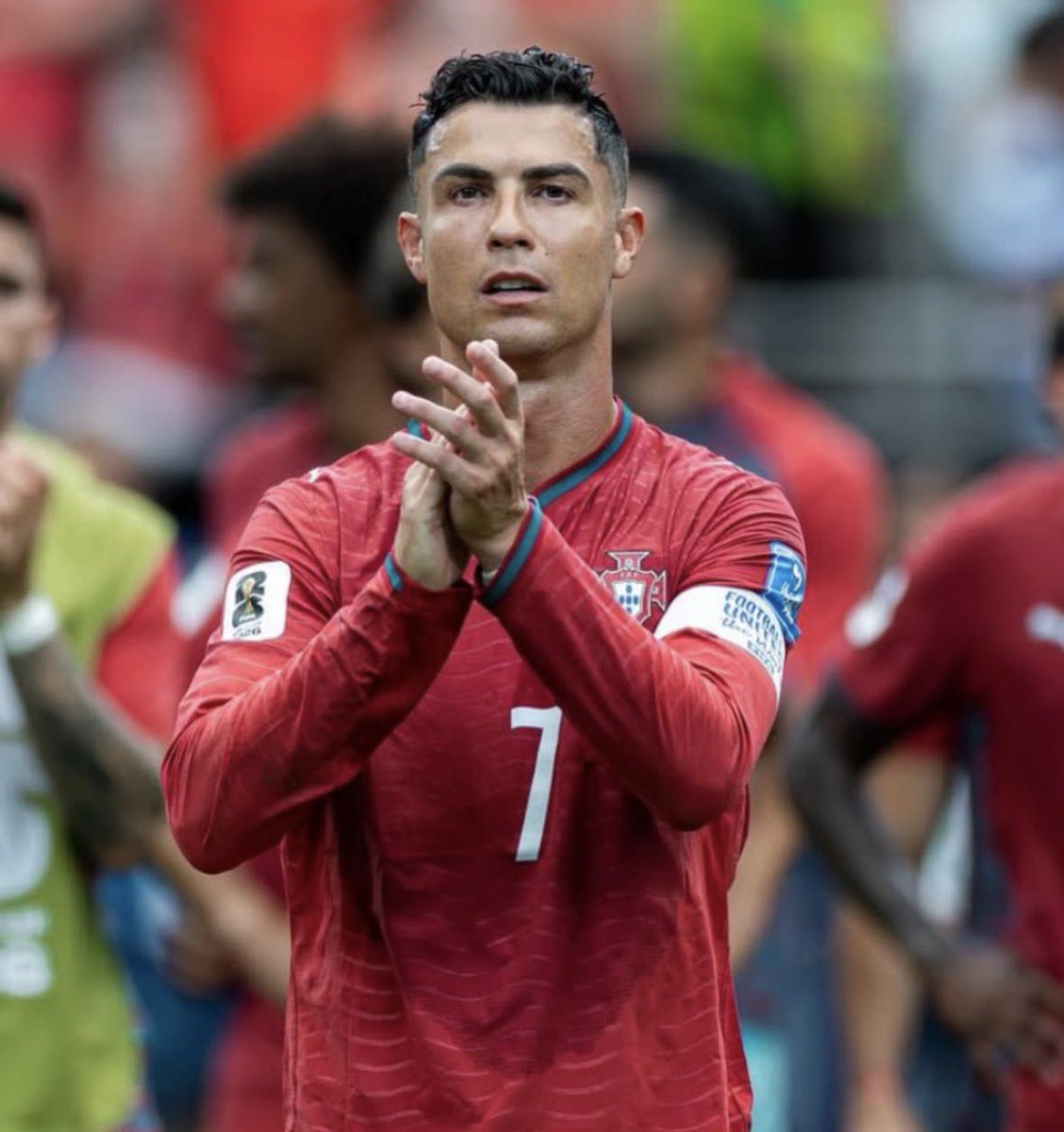 ActuCR7_'s tweet photo. 🚨🚨 LE JOURNALISTE PIERS MORGAN 🏴󠁧󠁢󠁥󠁮󠁧󠁿 DÉZINGUE JORGE JESUS ET DÉFEND CRISTIANO RONALDO 🇵🇹 ! 😳

« Ils ont manqué de respect à l’homme qui a attiré les regards du monde entier sur son pays et donné une immense communauté de supporters à la sélection.

C’EST LE MEILLEUR JOUEUR DE L’HISTOIRE. Il mérite du respect, même à l’approche de la fin de sa carrière.

Jorge Jesus vient d’arriver et n’a encore rien gagné, mais il manque déjà de respect au meilleur joueur de l’histoire.

POURQUOI L’A-T-IL CONVOQUÉ ? POUR LUI MANQUER DE RESPECT ? »

🎙️@PiersUncensored