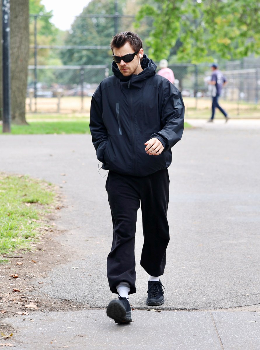 hsdcandids's tweet photo. Harry out and about in New York City - 30 September https://t.co/W11H8lKU9n