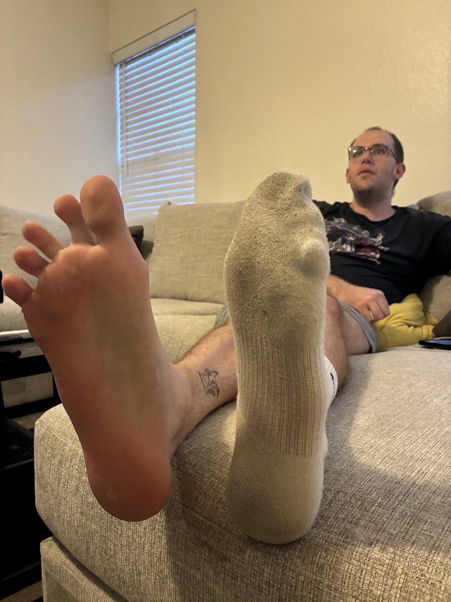 TallVegasTyler's tweet photo. Hey come here and take care of my big feet and stinky socks while I’m gaming https://t.co/yRj5JkggwK