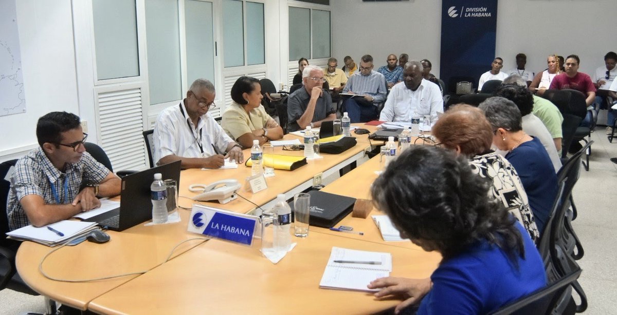 AsambleaCuba's tweet photo. Encabezó Esteban Lazo, presidente de @AsambleaCuba, encuentro de trabajo con presidentes de consejos populares de todo el país, mediante videoconferencia. 

#PoderPopular https://t.co/S6veVVqluR