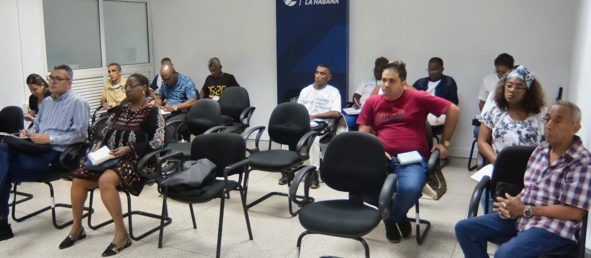 AsambleaCuba's tweet photo. Encabezó Esteban Lazo, presidente de @AsambleaCuba, encuentro de trabajo con presidentes de consejos populares de todo el país, mediante videoconferencia. 

#PoderPopular https://t.co/S6veVVqluR