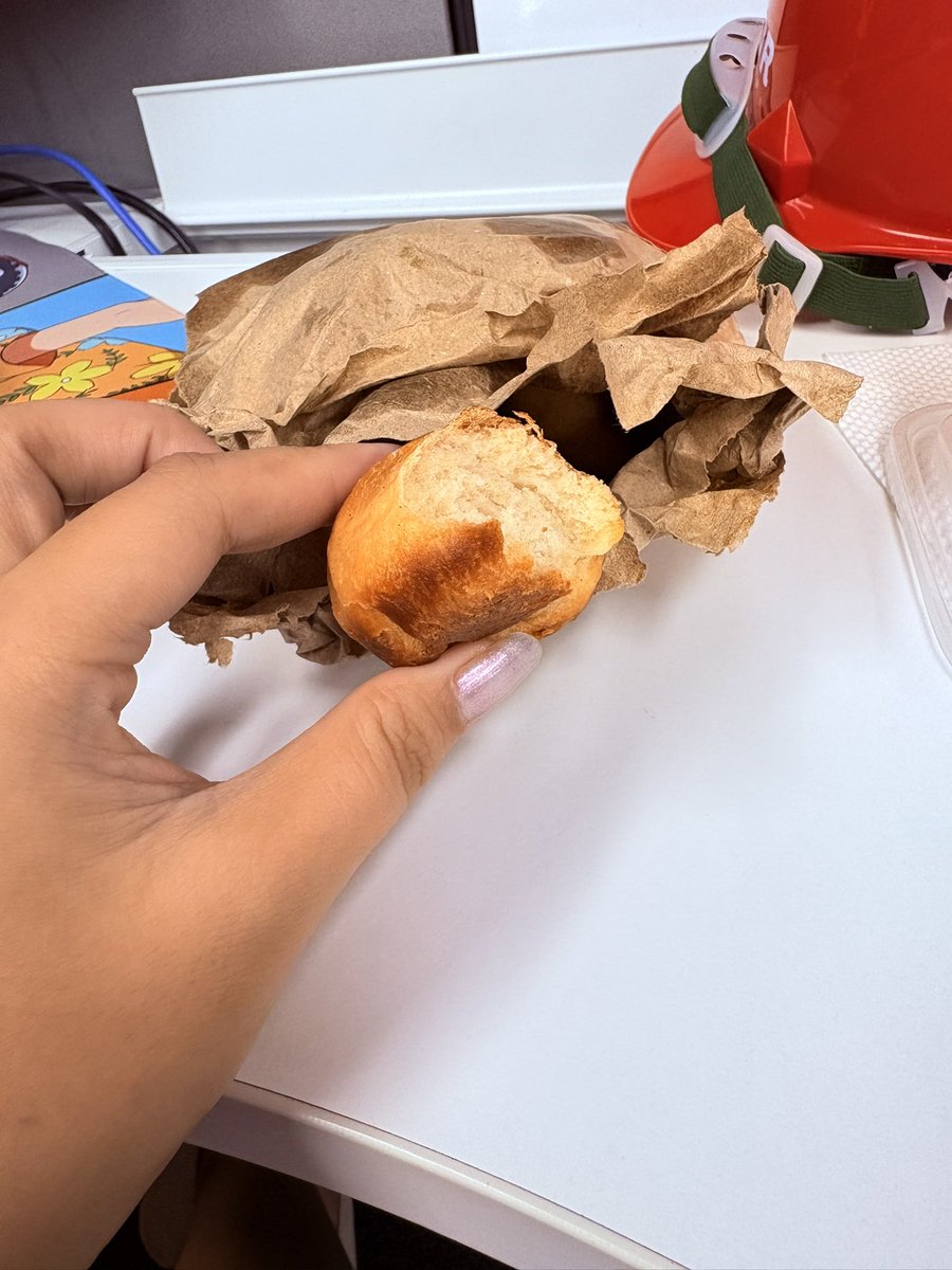 engrlovespink's tweet photo. Masarap ang pandesal na di pa bayad https://t.co/LRMwJDixpU
