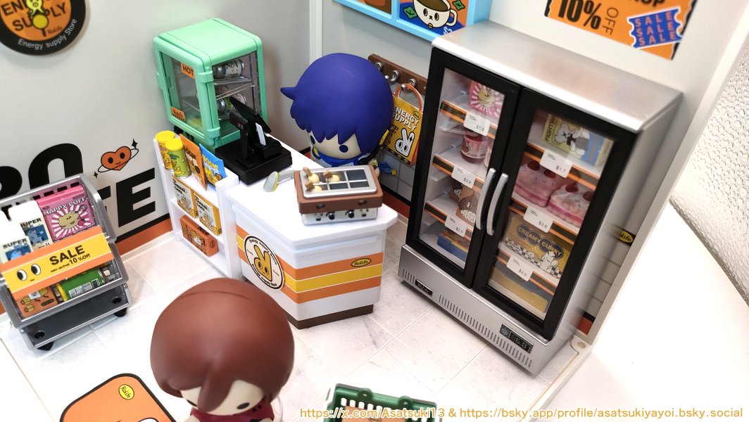 Asatsuki13's tweet photo. ちょっとだけ別角度からの写真

箱をちまちま作ったり、缶にシール巻いたり、動画を見ながらの作業としてピッタリでした！

#ミニチュア #ミニチュアハウス
【商品詳細】 Robotime / つくるんです®  (コンビニ) https://t.co/aHHSSVGRrt