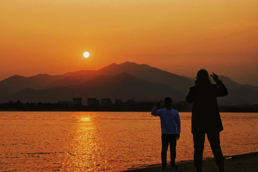 krix81903's tweet photo. Looking at the sunset’s glow over the river, the warm silt and burning waves make me sigh—what a lovely moment. https://t.co/odJ9YmlvCy