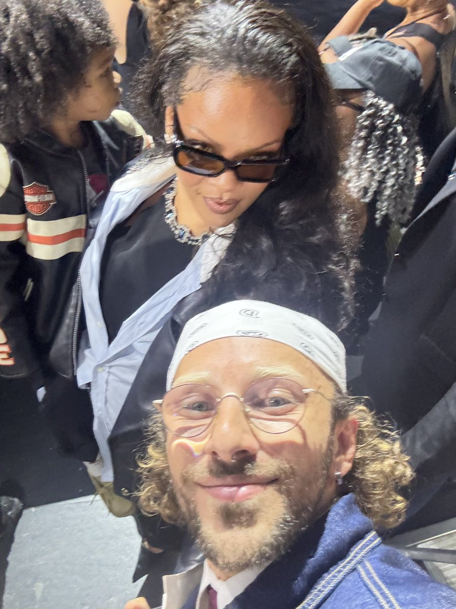 diegzzz22's tweet photo. just me and Rihanna
my favorite person in the whole wide world ❤️🎈
@rihanna I love you more than words could ever express 🫶🏼 https://t.co/i8uek0iBQ0