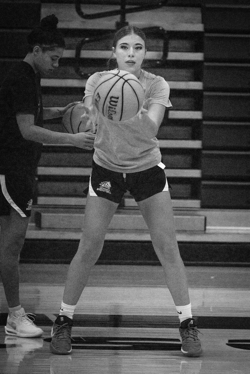 WNMU_WBB's tweet photo. Work mode 🏀

#wnmu #rarebreed https://t.co/tyDUPP2Yik