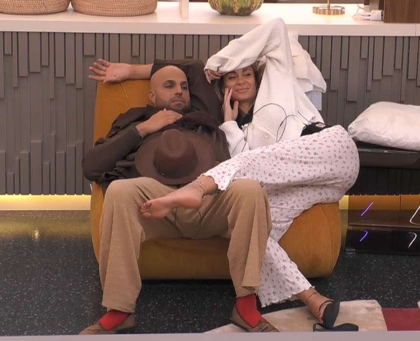 Marinapolig's tweet photo. Federica che nonostante la discussione guarda così Guendalina, dai fate pace mi mancate scemeeee #gfvip https://t.co/MizIploO9f