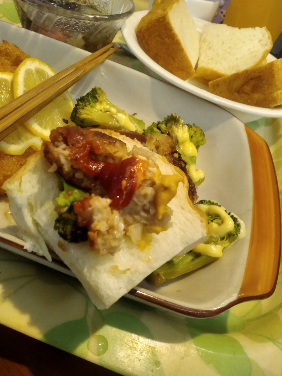david_jp65's tweet photo. 朝ごはん😋

ハンバーグ
🍞
コロッケはお惣菜のやつ
もずくの酢の物に🍅 https://t.co/mWKLBioV18