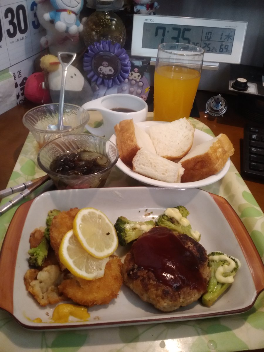 david_jp65's tweet photo. 朝ごはん😋

ハンバーグ
🍞
コロッケはお惣菜のやつ
もずくの酢の物に🍅 https://t.co/mWKLBioV18