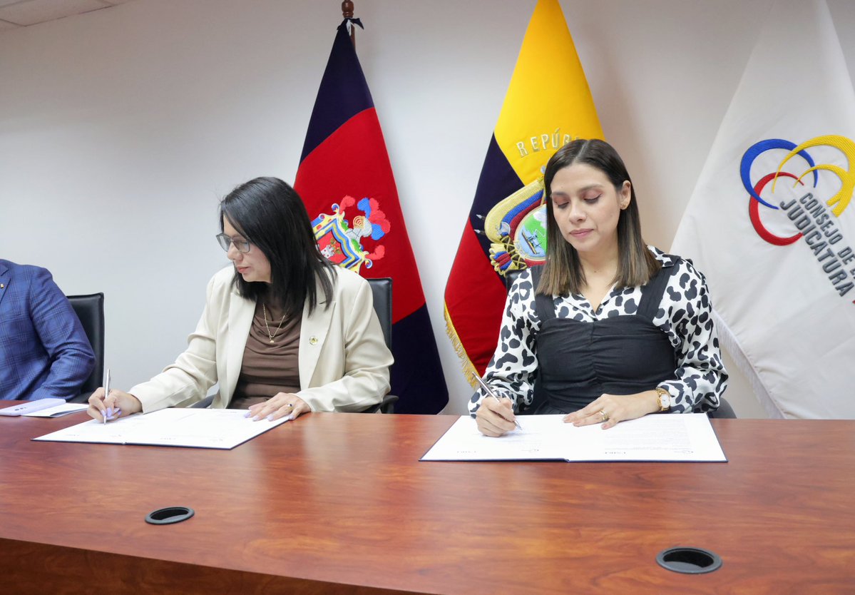 CJudicaturaEc's tweet photo. ✍🏼 El Consejo de la Judicatura suscribió un convenio de cooperación interinstitucional con la Universidad Iberoamericana del Ecuador (@unibe_ec), para fortalecer la investigación y la vinculación académica.   

Este acuerdo fue firmado por la presidenta Mercedes Caicedo Aldaz (@mechascaicedo), y la rectora Luisa Taborda. Los vocales @_AlfredoCuadros y @DamianLarcoG, estuvieron presentes como testigos de honor.