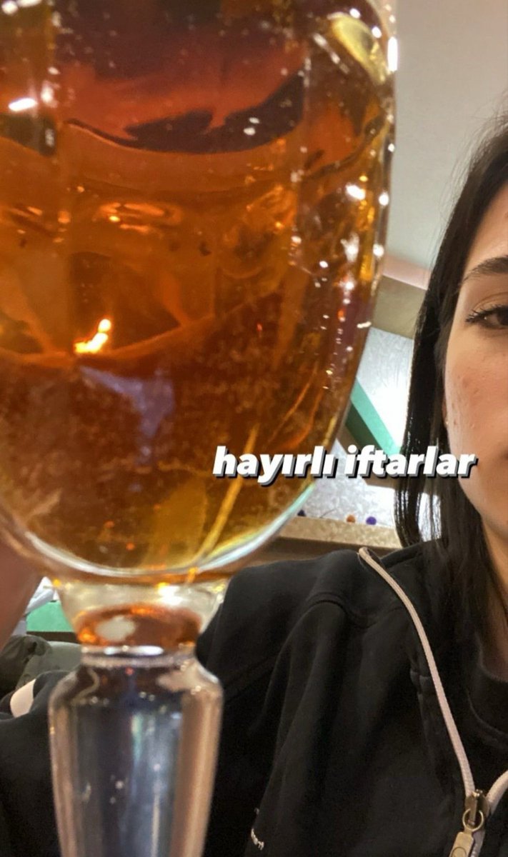 Halewnz's tweet photo. Helin Elveren, belki adam korkup tweeti sildi. Ama ben İslam’la dalga geçen birinden korkmam. İçiyorsan iç, doyasıya iç ama dinime laf etme be gerizekâlı.

#daha17 https://t.co/K6cYbS1CRC
