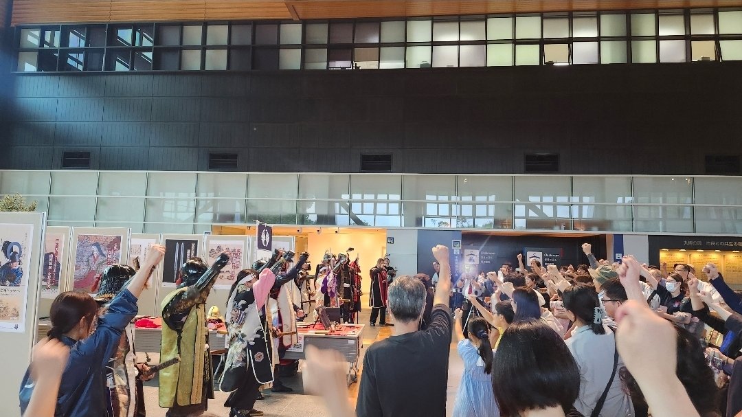 bungonogin's tweet photo. 九州国立博物館でのおもてなし演武は
雨の為中止となりましたが
火縄銃の解体ショー
鉄砲の重さ体験
兜・陣羽織を着て武将体験
武将と記念写真などの「リアル戦国体験会を行いました✨

ありがとうございました✨

#豊後大友宗麟鉄砲隊
#ママ鉄砲隊員
#豊後の誾
#鉄砲隊の誾千代 https://t.co/P9FXTJsGir