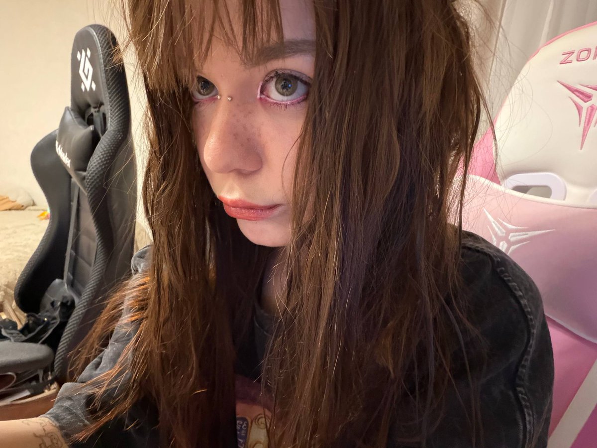 djahTis's tweet photo. G>3rate my makeup👀🫦 https://t.co/Xy1OchTXHf
